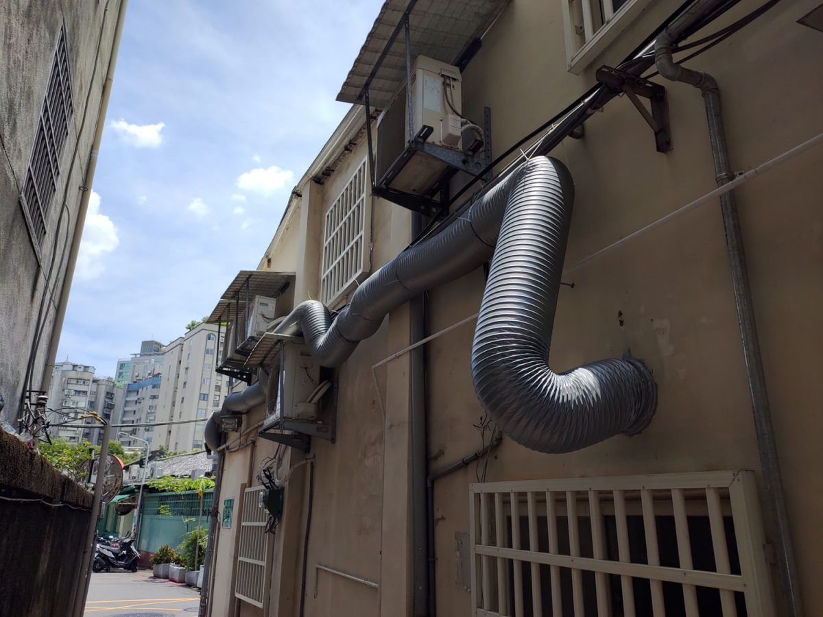 排風管的距離一旦拉長，會有下垂問題，導致管內油垢堆積